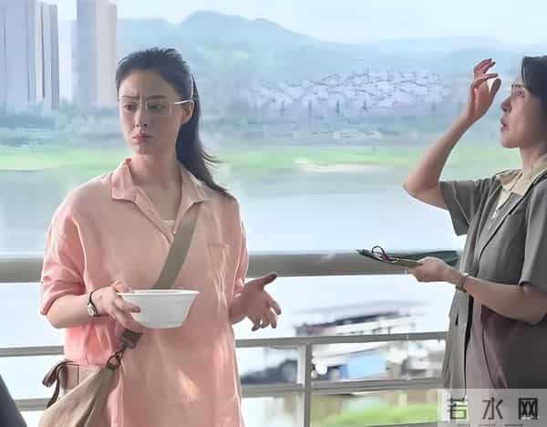 42岁蒋欣在重庆炸街！都瘦到脱相了但体型乃是前凸后翘十分吸睛