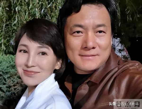 出力不讨好，地下室连生3胎的岳丽娜，为自己的年少轻狂付出代价