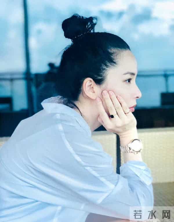 她26岁成双料影后,二婚嫁靳东高龄生下两子,今48岁美得自信从容