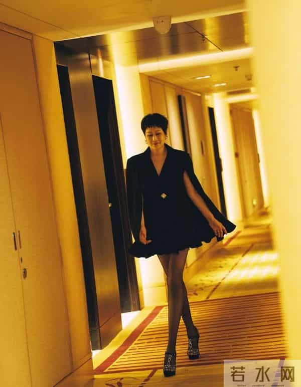 张凯丽回应63岁穿黑丝：丝袜一直有穿，年龄阻挡不了追求美的脚步