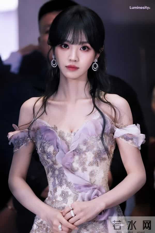 田曦薇“像刚放学的学姐”:白Polo+素颜感妆,美得毫不费力