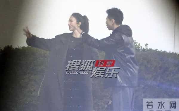 董璇宴会结束,张维伊拉着她的手,幸福得满脸洋溢