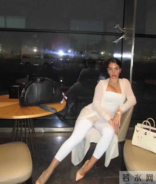 乔治娜又炫富，alo限量包上挂着labubu, 躺在私人飞机的大床上!