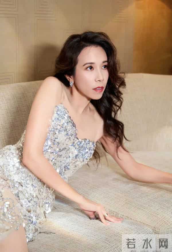 莫文蔚白亮片裙勾勒玲珑曲线，光脚靠沙发，媚态尽显风情万种