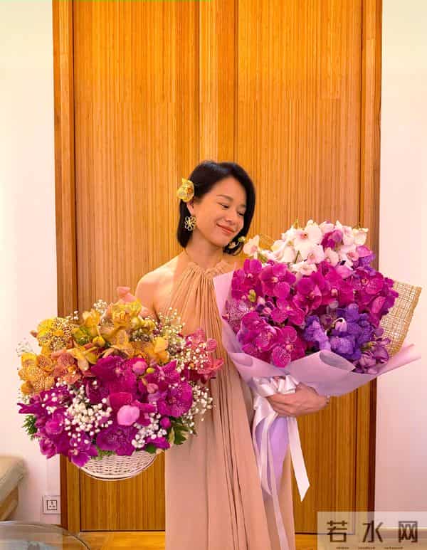 胡杏儿晒庆生美照,与李乘德甜蜜搂腰,46岁胡杏儿被宠的幸福洋溢