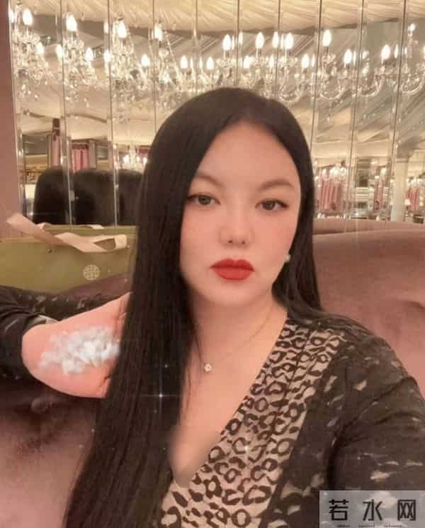 被回娘家的李湘无声炫到 客厅大得像酒店大堂 拍照破天荒只露半张脸