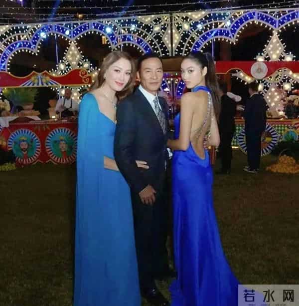 任达华和老婆女儿参加晚宴,女儿21岁身材高挑,学霸身份惊呆网友
