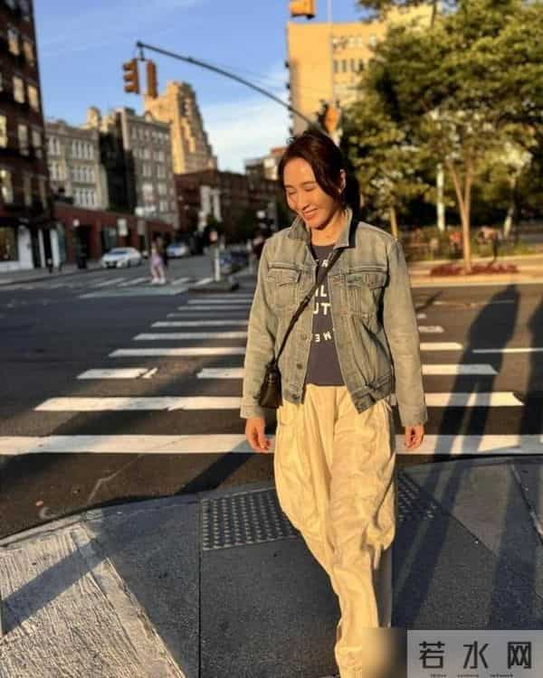 黎姿在国外度假带火了秋冬新穿搭:短款羽绒服+皮裤,时髦又减龄