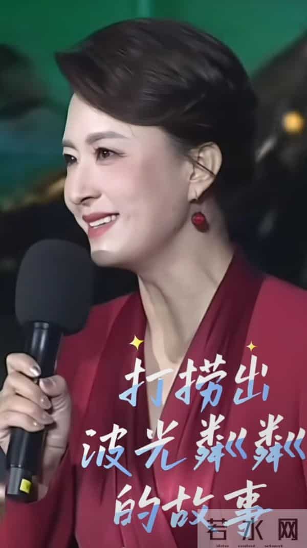 张蕾谈剧本演员重要性，着酒红深V套装，优雅主持尽显专业风采