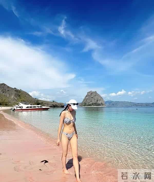 程潇海滩比基尼炸了!马甲线+S曲线,真是“人间尤物”