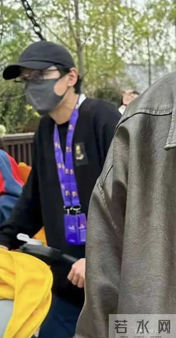 胡歌周末带女儿亲子游 全程推婴儿车 41岁才当爹成女儿奴 父女俩合拍