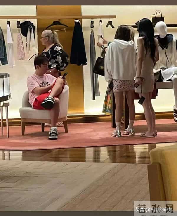 网友澳门偶遇王思聪 身旁美女腿粗臃肿 没有懒懒长的漂亮