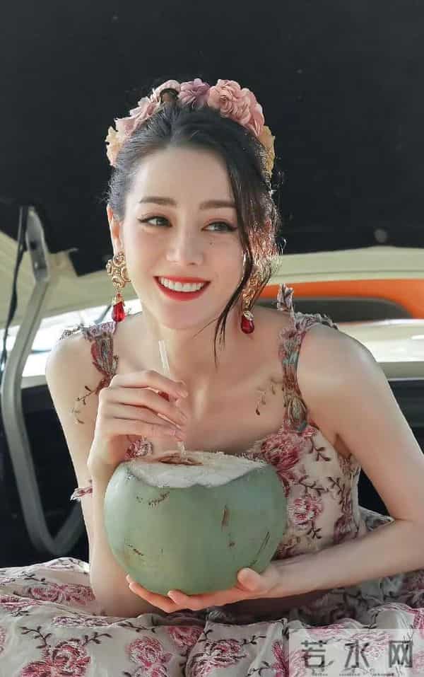 迪丽热巴这张拿椰子的照片,把我看饿了…不对,是看美了!