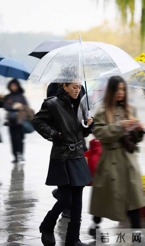 巩俐雨中撑伞漫步北海公园!湖边吃冰糖葫芦好惬意