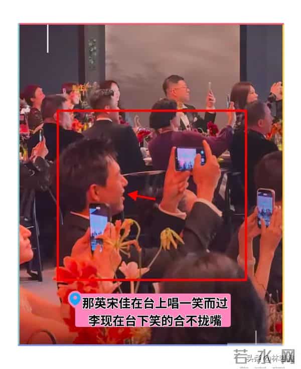 57岁那英与宋佳合唱《一笑而过》,巩俐和李现在台下笑的合不拢嘴