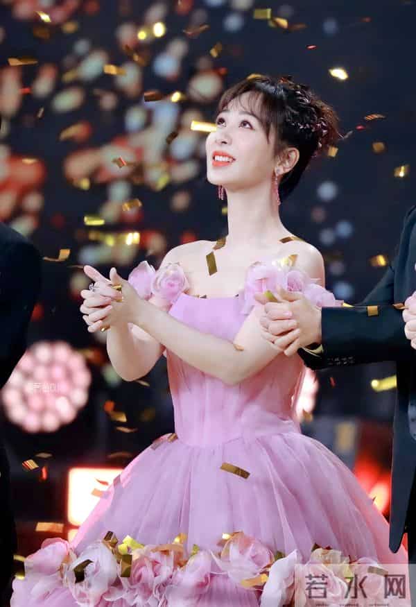 杨紫33岁生日晒全家福,杨爸杨妈气质出众好年轻,一家三口好幸福