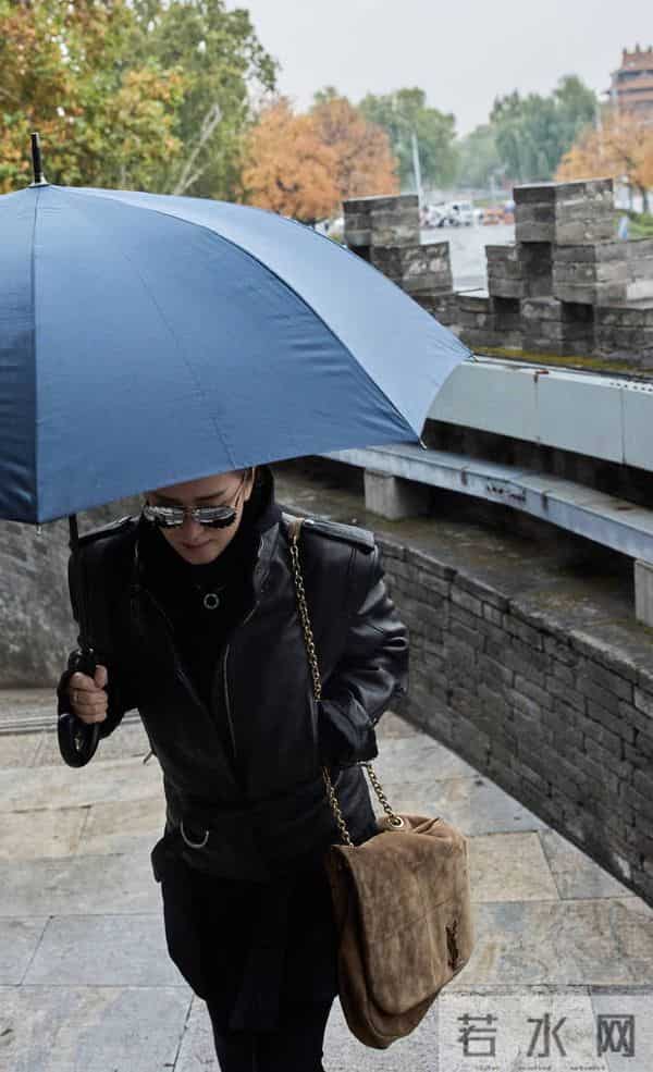 巩俐雨中撑伞漫步北海公园!湖边吃冰糖葫芦好惬意