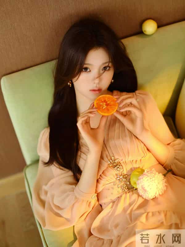 杨超越光脚丫美腿写真好可爱,粉嫩水灵的杨超越