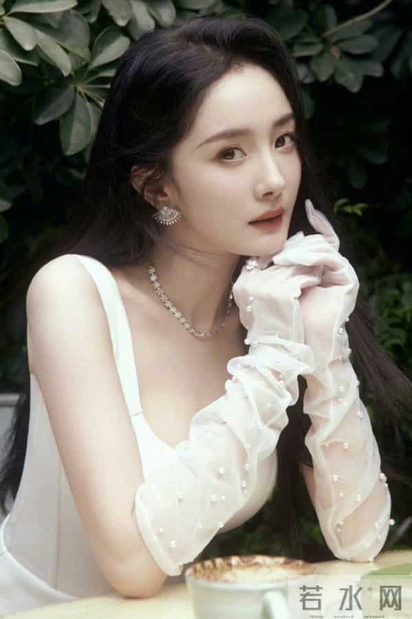 杨幂这套白色缎面长裙造型!珍珠手套一配,复古优雅感直接拉满!