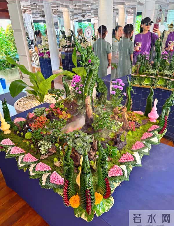 胡杏儿晒庆生美照,与李乘德甜蜜搂腰,46岁胡杏儿被宠的幸福洋溢