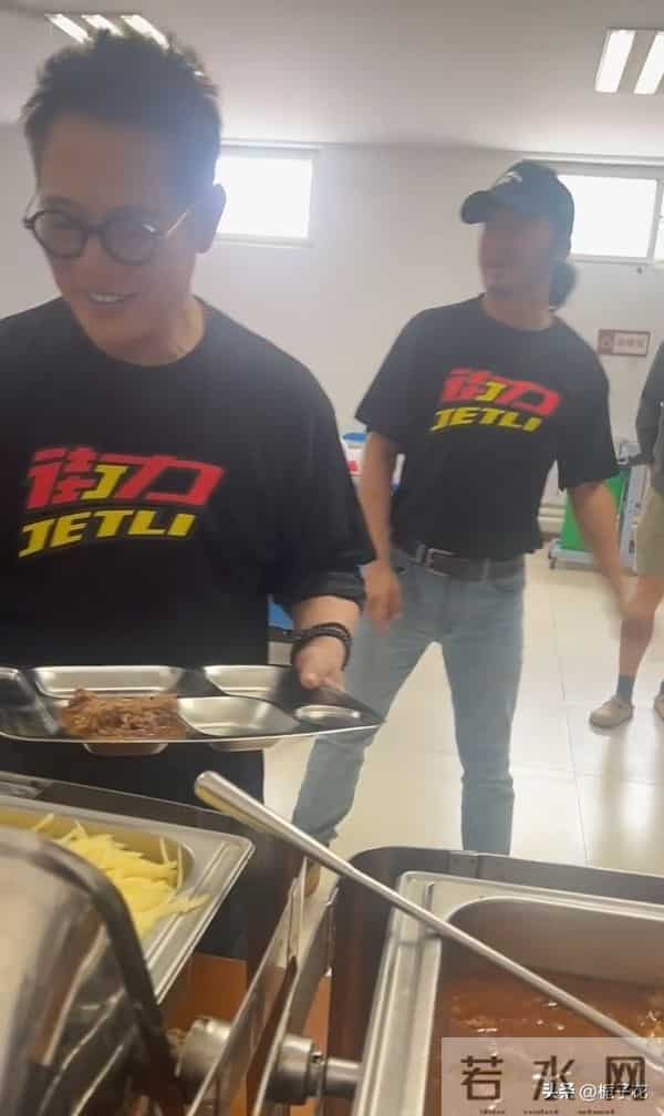 李连杰和吴京在食堂吃饭,俩人一点明星架子没有,生活还是很简朴
