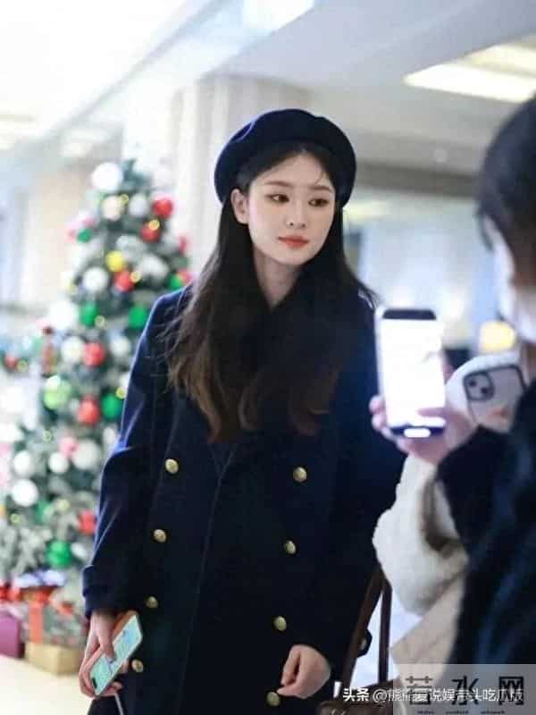乔欣结婚后状态越发年轻!穿双排扣大衣+贝雷帽,时髦又减龄!