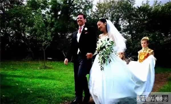 前央视主持人为爱情放弃国籍,走投无路回国,如今她过的怎样了