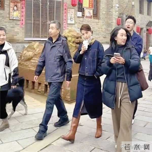 46岁张蕾逛街被偶遇,她打扮好端庄贤淑,身材高挑,像30多岁一样