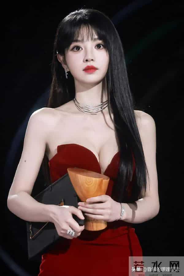 甜妹天花板 vs 四千年美女!田曦薇鞠婧祎谁更受网友喜欢?