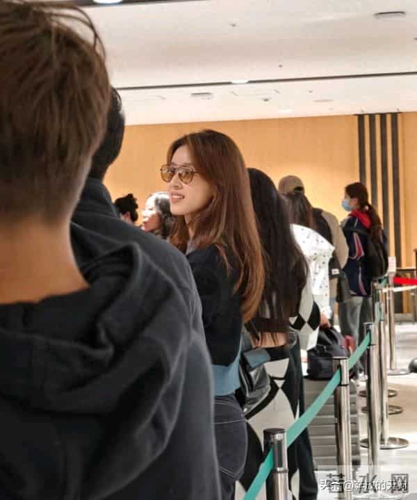 章泽天机场被偶遇,头发拉直,侧脸好美。