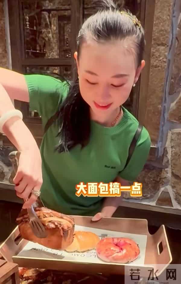 范志毅夫妻俩买面包，被说像父女，脾气火爆的他在老婆面前很温柔