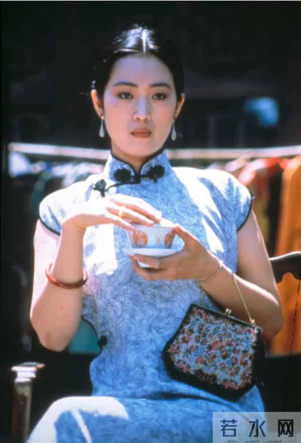 59岁巩俐在北京公园,长了皱纹头发凌乱,喝老酸奶吃糖葫芦接地气