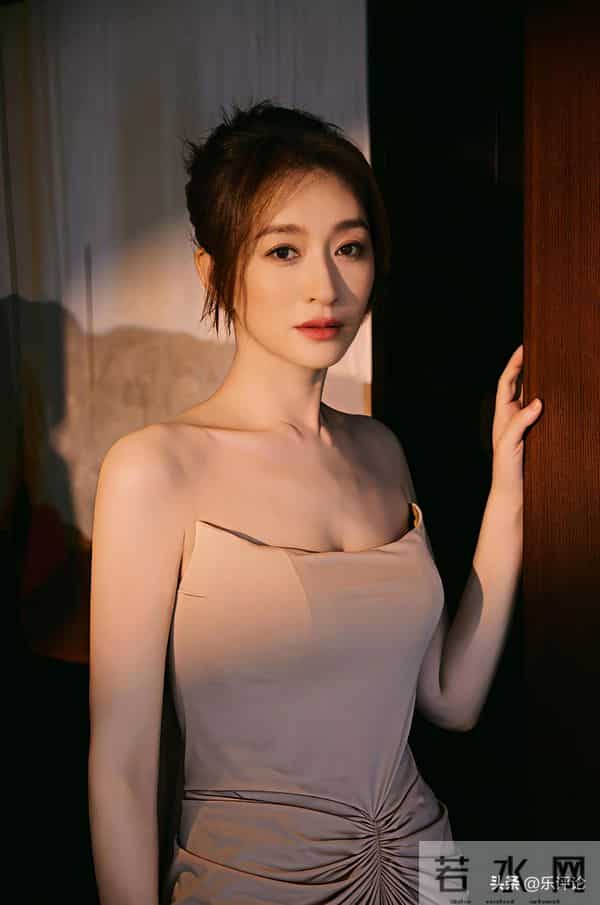 李小冉，高挑的身材，经得起时光洗礼的“冻龄”之美！