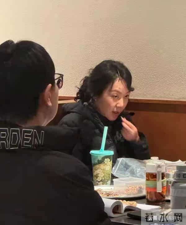 闫妮任素汐沈阳烤肉店被偶遇 54岁穿羽绒服扎卷发 时髦度不输年轻人