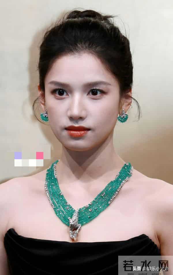 张婧仪今天出席卡地亚高珠展,穿黑色礼服裙佩戴权威祖母绿好美