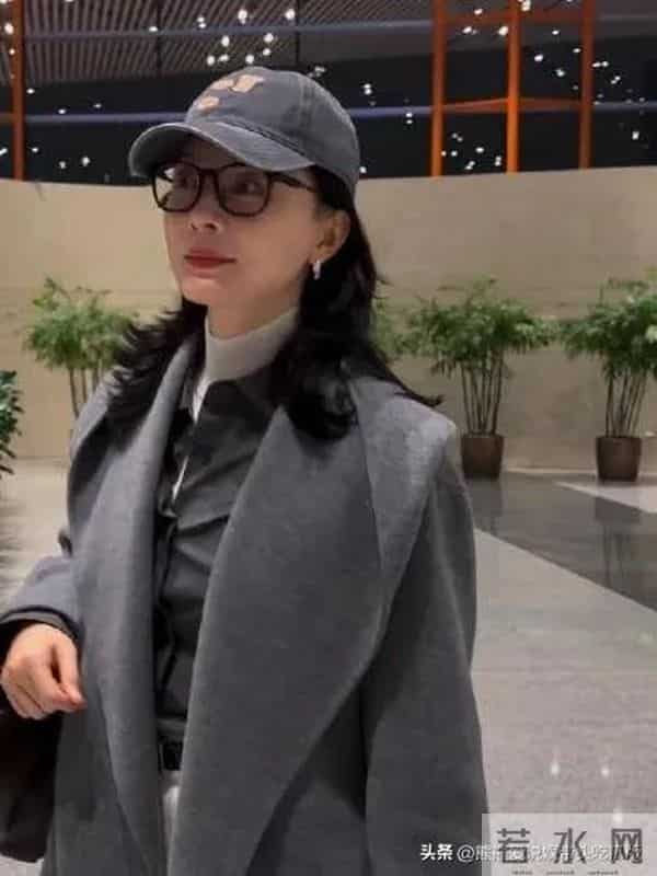 陈数穿出了70后想要的高级感！灰色短大衣+白色阔腿裤，简约洋气