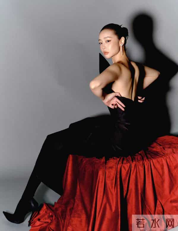 高叶黑裙露背，肩背线条惊艳，气质冷艳又性感