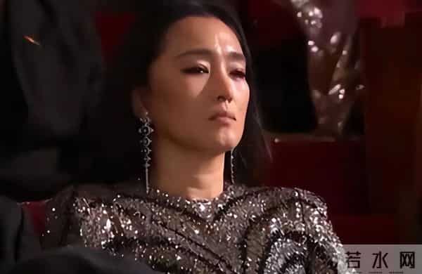 59岁巩俐在北京公园,长了皱纹头发凌乱,喝老酸奶吃糖葫芦接地气