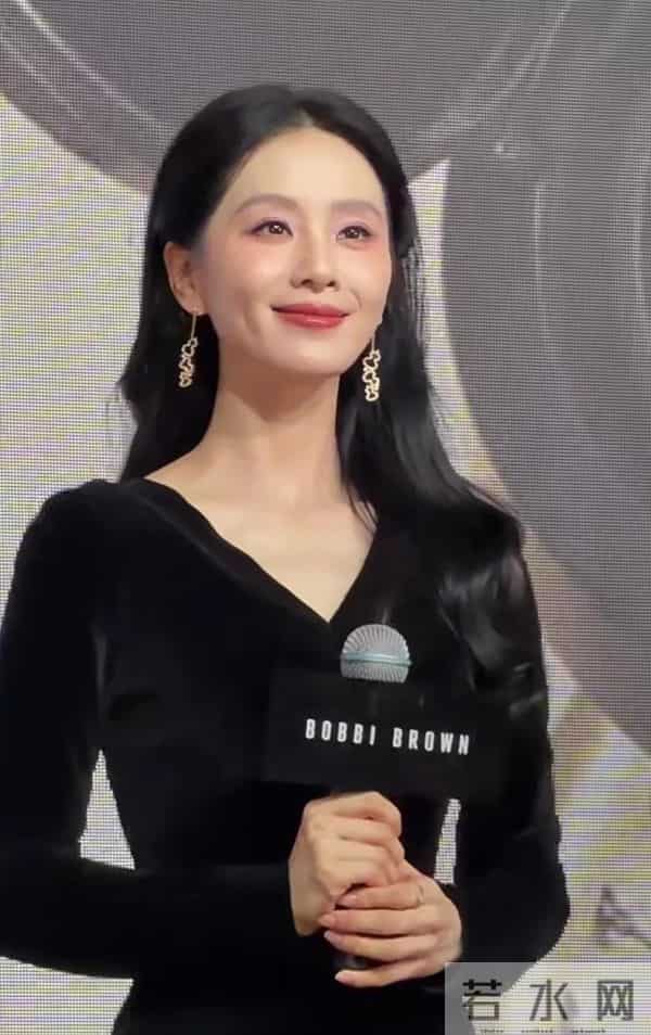 刘诗诗亮相线下活动,黑丝绒简直妈妈级别的美貌,黑发也太显气质