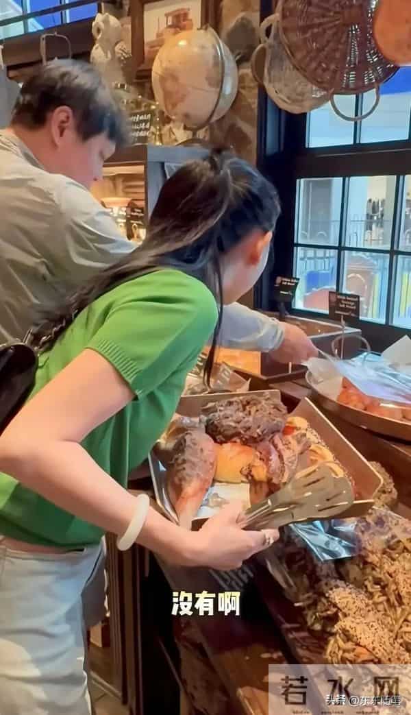 范志毅夫妇立冬逛街，差17岁被认成父女俩，老婆个高漂亮但管得严