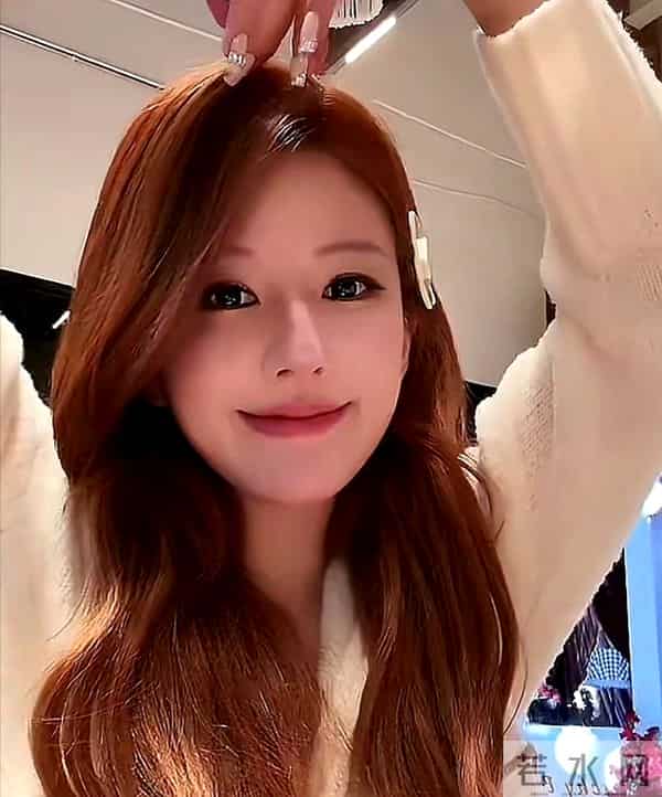 赵露思爆剧红利：穿高定跳热舞，宣布加入新公司，对着粉丝嗷嗷哭