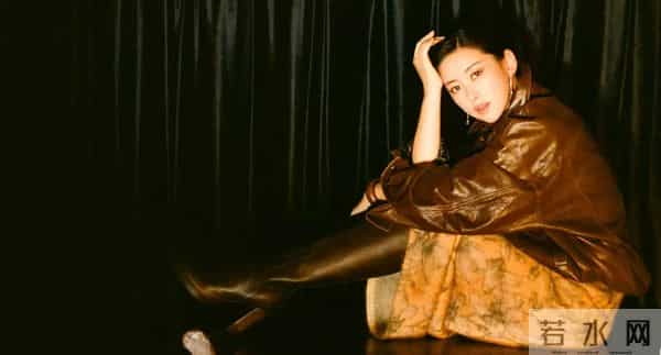 朱珠—秋日画报本人 这身卡其配明黄也太绝了！