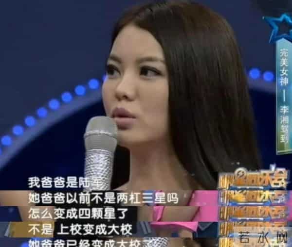 李湘回湖南娘家!父母住大别墅,客厅堆满鲜花,她却不敢露全脸