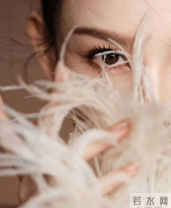 这身毛絮礼服,宋祖儿像是为落入凡间的精灵特意织就