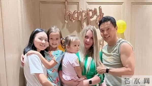 68岁曲协副主席:师从李金斗,二婚娶小30岁洋妻,生俩混血女儿