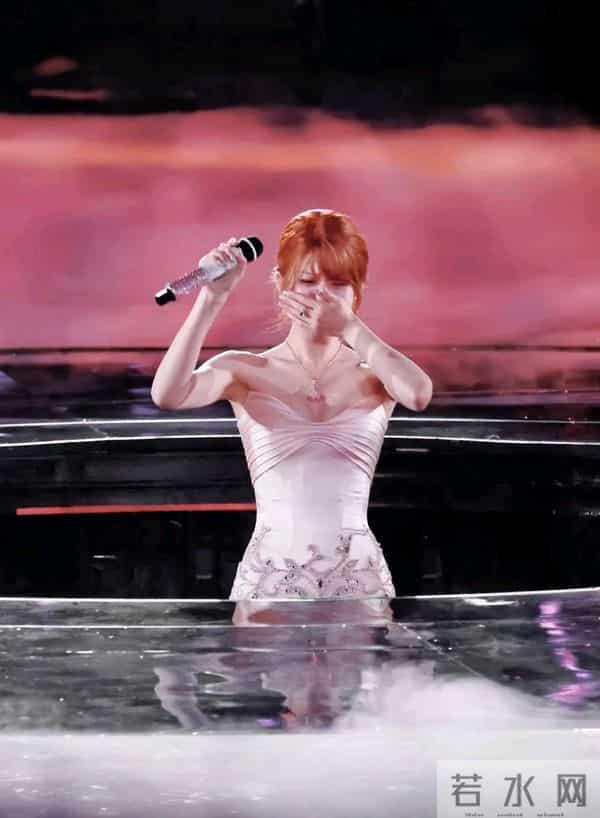 赵露思27岁生日音乐会，染红发穿衬衫热裤，用实力强势回归