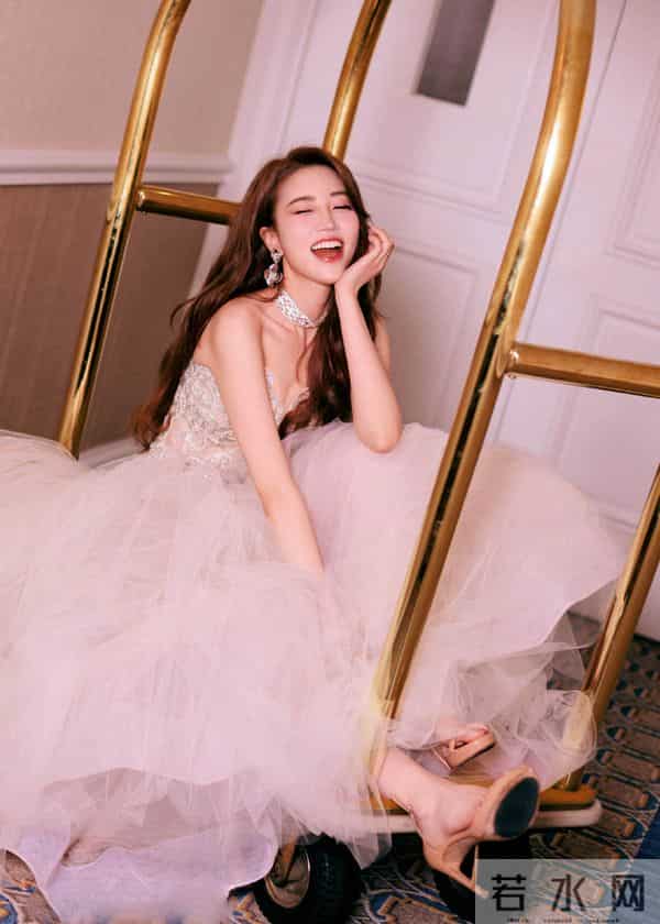 主持人,张纯烨,在酒店行李车上