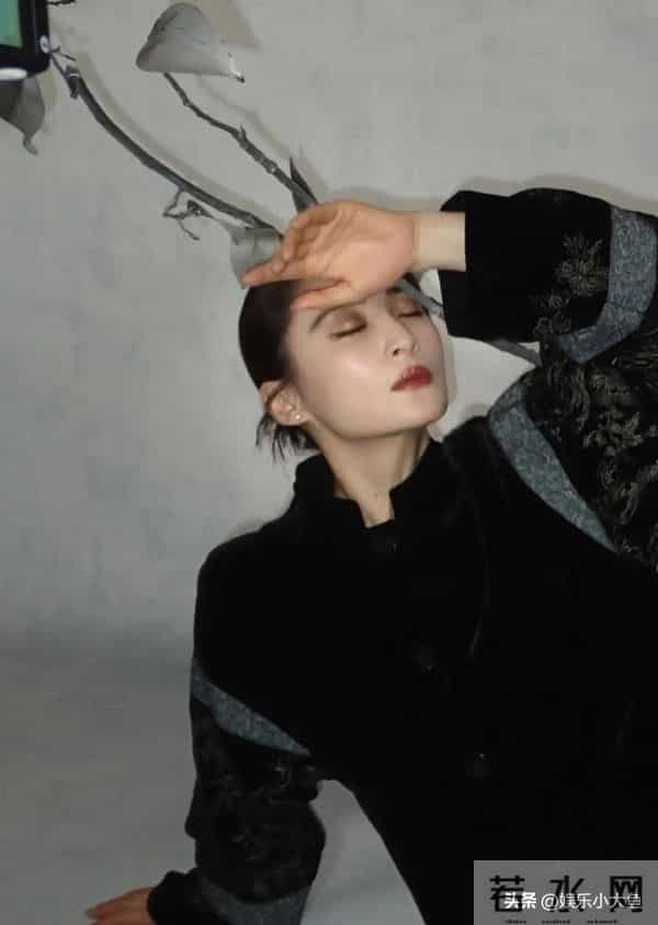 蒋勤勤出席十堰竹山活动,穿黑色印花中式套装发髻低挽,大气漂亮