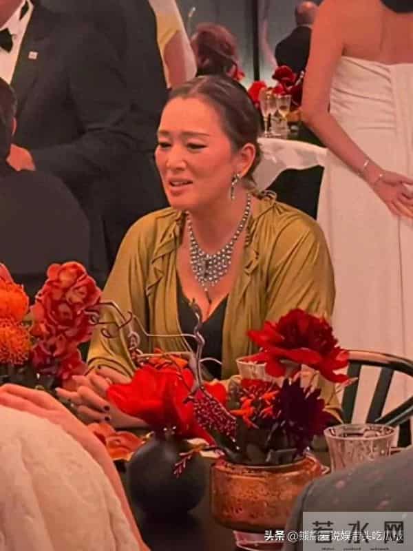 60岁巩俐在北京参加时尚活动,她整个人苍老了好多,身材臃肿走样