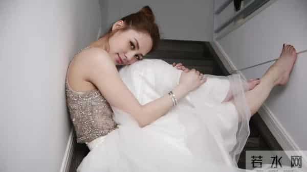 最绝的是那若隐若现的纤细脚踝——恰到好处的纯欲,姐真的太会了